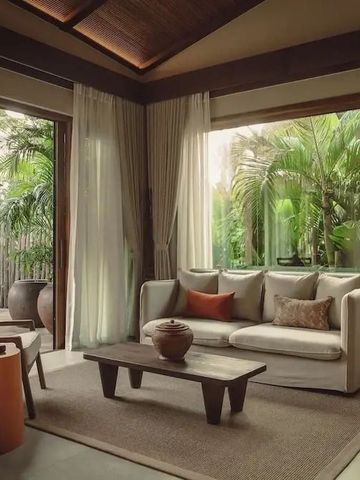 Luxuriöser Lounge-Bereich mit Blick auf einen grünen Garten