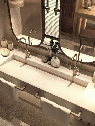 Modernes Bad mit Doppelwaschtisch und stilvoller Einrichtung