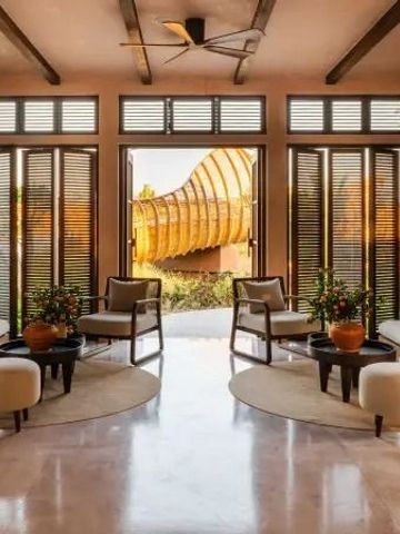 Elegante Lounge mit modernen Möbeln und offener Aussicht in einem Resort