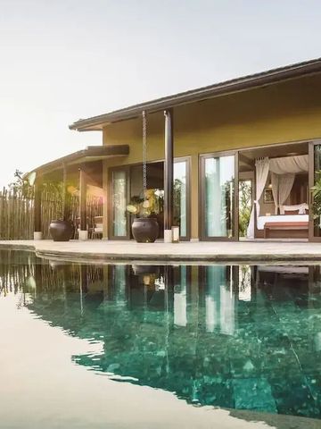 Moderne Villa mit privatem Pool und eleganter Einrichtung im Sonnenuntergang