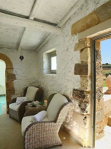 Entspannungsbereich mit Pool und Naturblick im Naturalis Bio Resort.