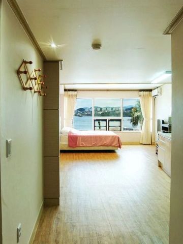 Helles Hotelzimmer mit Blick auf das Meer und einer einladenden Atmosphäre