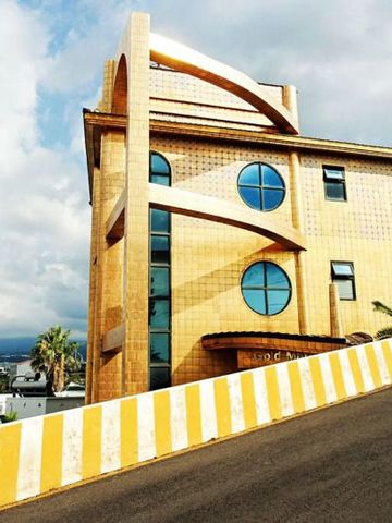 Moderne Architektur mit goldener Fassade und markanten Rundfenstern