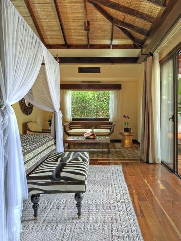 Luxuriöse Suite mit Baldachinbett und Gartenblick