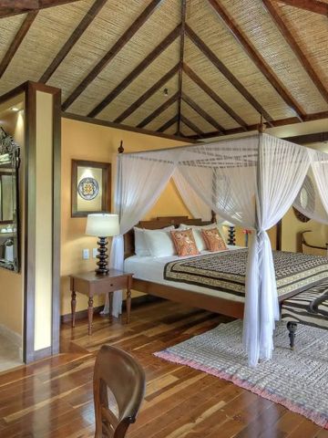 Elegantes Schlafzimmer mit Baldachinbett und Holzelementen