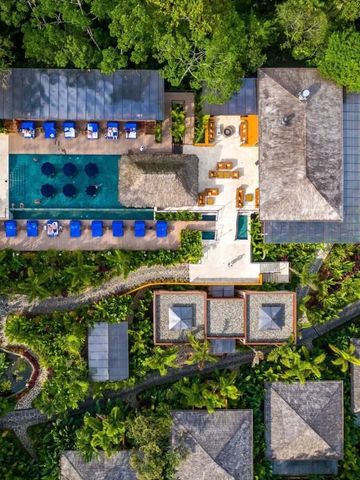 Vogelperspektive auf Poolbereich und Villen des Hotels in tropischer Umgebung