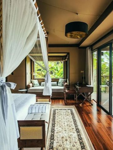 Geräumiges Zimmer mit Holzfußboden und Zugang zu einer privaten Terrasse mit Hängematte