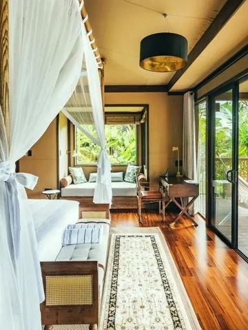 Luxuriöses Zeltzimmer mit privater Terrasse und Panoramaausblick auf tropische Gärten