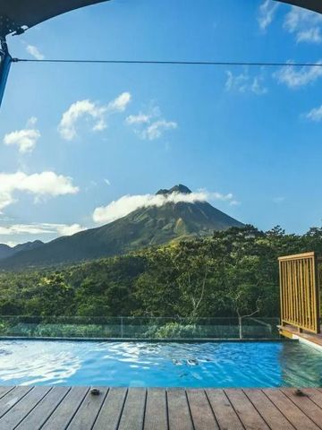 Infinity-Pool mit atemberaubender Aussicht auf einen Vulkan und tropische Landschaft