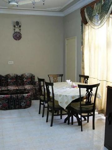 Gemütliches Wohnzimmer mit Esstisch und Sofa