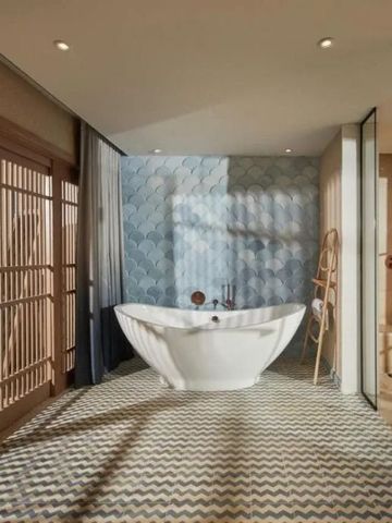 Freistehende Badewanne in elegantem Badezimmerdesign