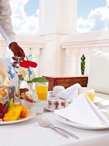 Außenbereich mit Frühstückstisch und Aussicht im Cayo Levantado Resort