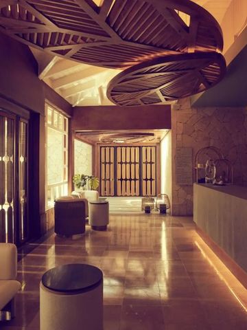 Moderne und stilvolle Hotellobby mit Holzelementen