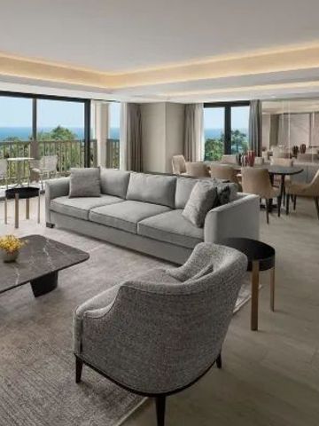 Elegantes Wohnzimmer in einem Hotel mit Meerblick