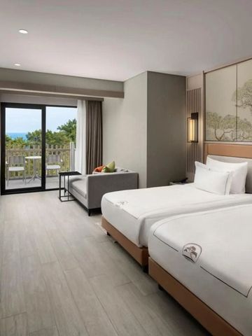 Helles Hotelzimmer mit zwei Einzelbetten und Blick auf den Balkon und die Natur