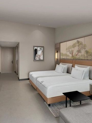 Geräumiges Hotelzimmer mit zwei Betten und kunstvoller Wanddekoration