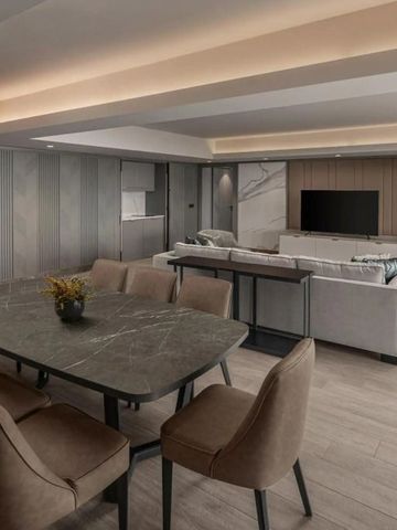 Luxuriöses Wohnzimmer mit Esstisch und komfortabler Sofalounge