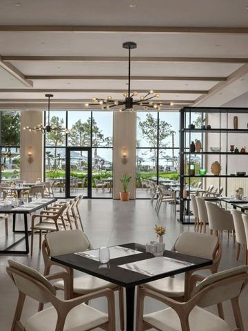 Helles Restaurant mit großen Fenstern und Blick auf den Garten