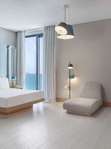 Geräumiges Zimmer mit Meerblick und minimalistischer Einrichtung