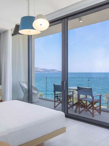 Zimmer mit Meerblick und komfortablen Sitzgelegenheiten auf dem Balkon