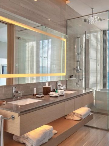 Luxuriöses Badezimmer mit Doppelwaschbecken und großem beleuchtetem Spiegel