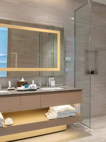 Modernes Badezimmer mit großem Spiegel und Regendusche