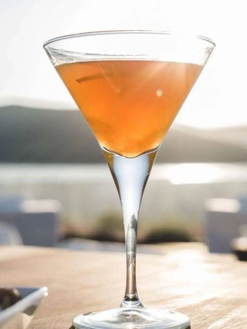 Cocktail im Martini-Glas mit Blick auf das Meer