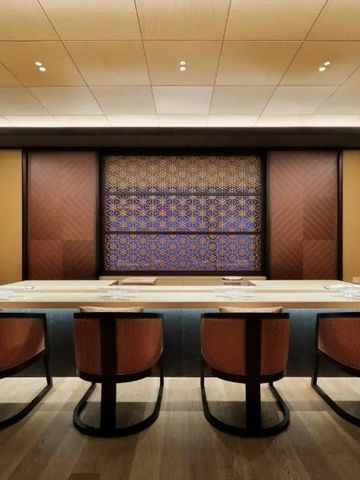 Eleganter Restaurantbereich mit stilvollem Design und modernen Möbeln