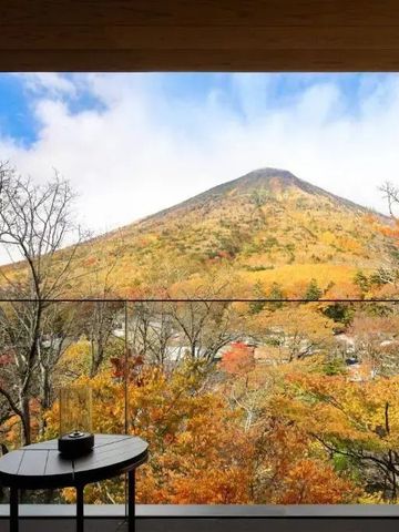 Atemberaubender Blick auf einen Berg im Herbst mit buntem Laub