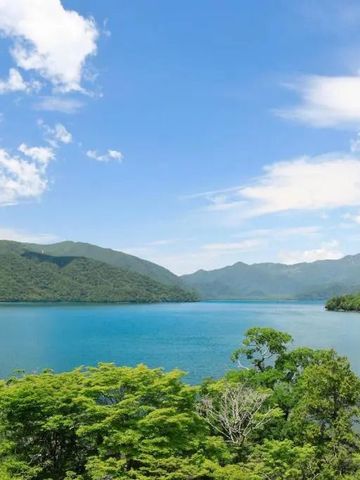 Szenische Aussicht auf einen klaren blauen See und umliegende Waldlandschaft