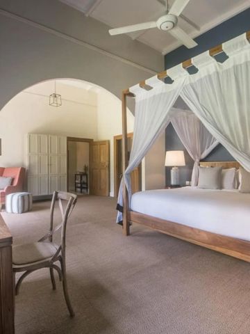 Großzügiges Zimmer mit Himmelbett und eleganter Einrichtung