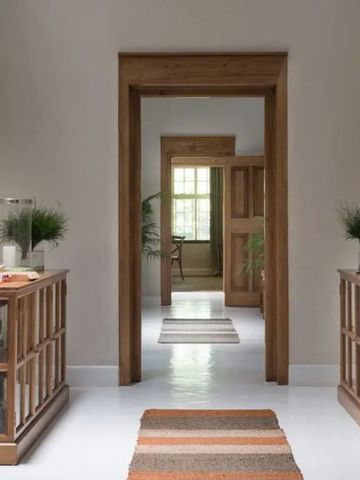 Eleganter Hotelkorridor mit Holzverzierung und Dekor