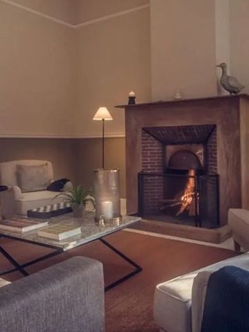 Gemütlicher Wohnbereich mit Kamin und eleganten Sesseln