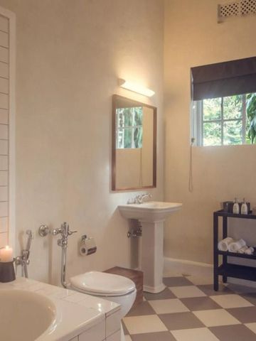 Elegantes Badezimmer mit Badewanne und Kerzen