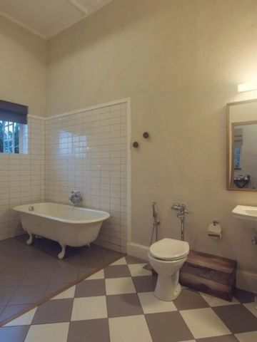 Großzügiges Badezimmer mit freistehender Badewanne