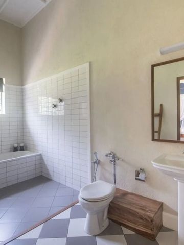 Modernes Badezimmer mit großer Badewanne