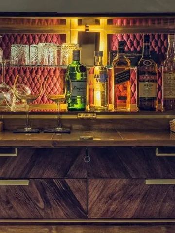 Stilvolle Hotelbar mit einer Auswahl an Spirituosen und Gläsern