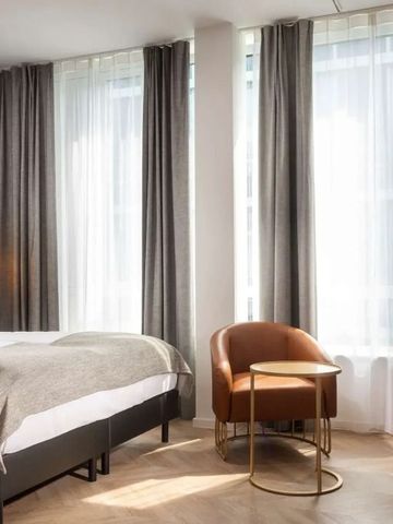 Elegantes Schlafzimmer mit großem Bett und stilvoller Einrichtung