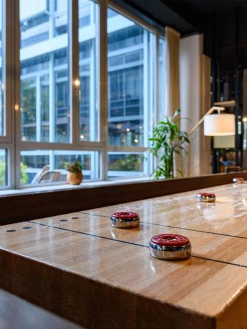 Gesellschaftsraum mit luxuriösem Shuffleboard und stilvollem Interieur