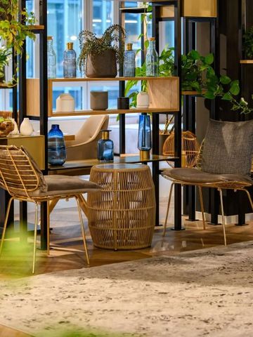 Stilvolle Lounge mit Sessel und Dekoration aus Pflanzen