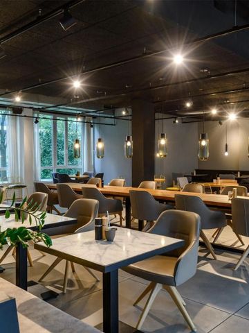 Modernes Restaurant mit stilvoller Beleuchtung und Sitzbereich