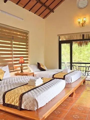 Helles Zimmer mit zwei Betten und Balkonblick ins Grüne