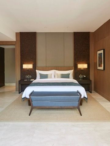 Geräumiges Schlafzimmer mit Kingsize-Bett und modernen Möbeln