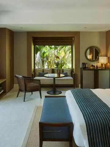 Offenes Zimmerdesign mit Sitzecke und Blick ins Grüne