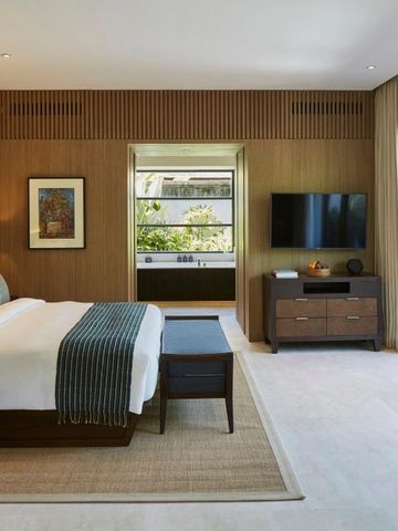 Geräumiges Zimmer mit Balkonzugang und großem Flachbildfernseher