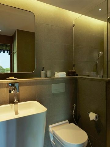 Modernes Badezimmer mit elegantem Waschbecken und großer Spiegelwand