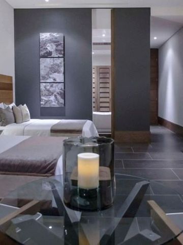 Großzügiges Hotelzimmer mit gemütlicher Sitzecke und Dekokerzen