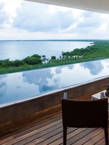 Infinity Pool mit Meerblick und grüner Landschaft