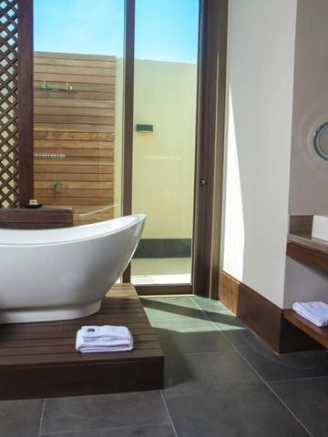 Modernes Badezimmer mit freistehender Badewanne und Holzelementen