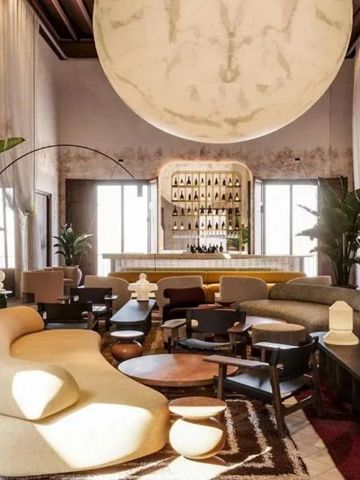 Gemütliche Hotelbar mit Designer-Möbeln und stimmungsvoller Beleuchtung.
